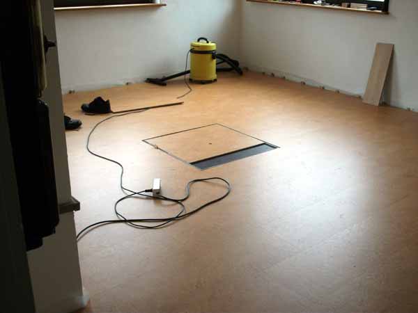 Beim Verlegen des neuen Bodens