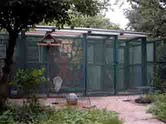 Voliere mit F�tterung f�r die Freigelsassenen