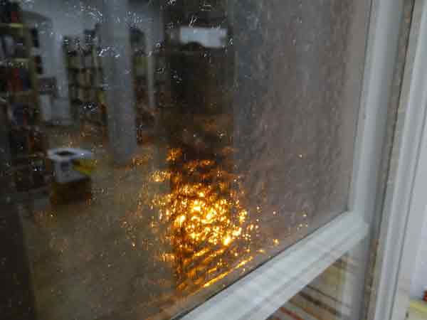 Riffelglas-Optik durch Eisregen an der Scheibe