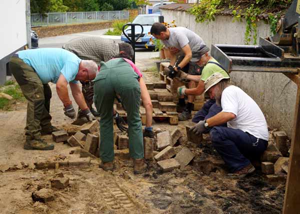 Beim Pflaster-Ausbau. Susanne Diehl